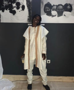 Aïssatou Ciss en la exposición de sus obras en Lulú Café, Dakar