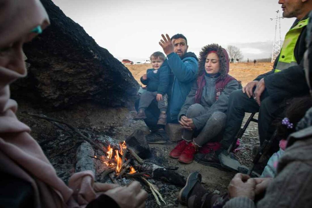 Una familia siria hace un fuego para protegerse del frío
