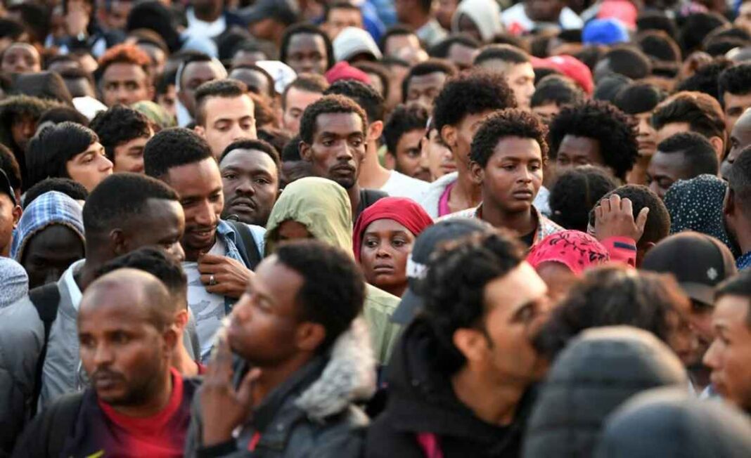 Migrantes expulsados de un campo de Calais