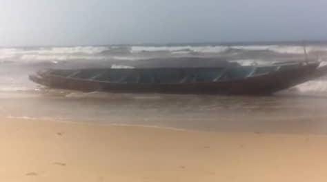 Piragua en la que viajaban los supervivientes de la historia, varada en Guédiaway, cerca de Dakar